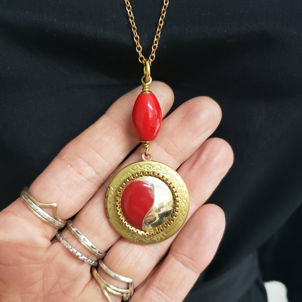 Vintage Round Locket Necklace - Yin Yang Red